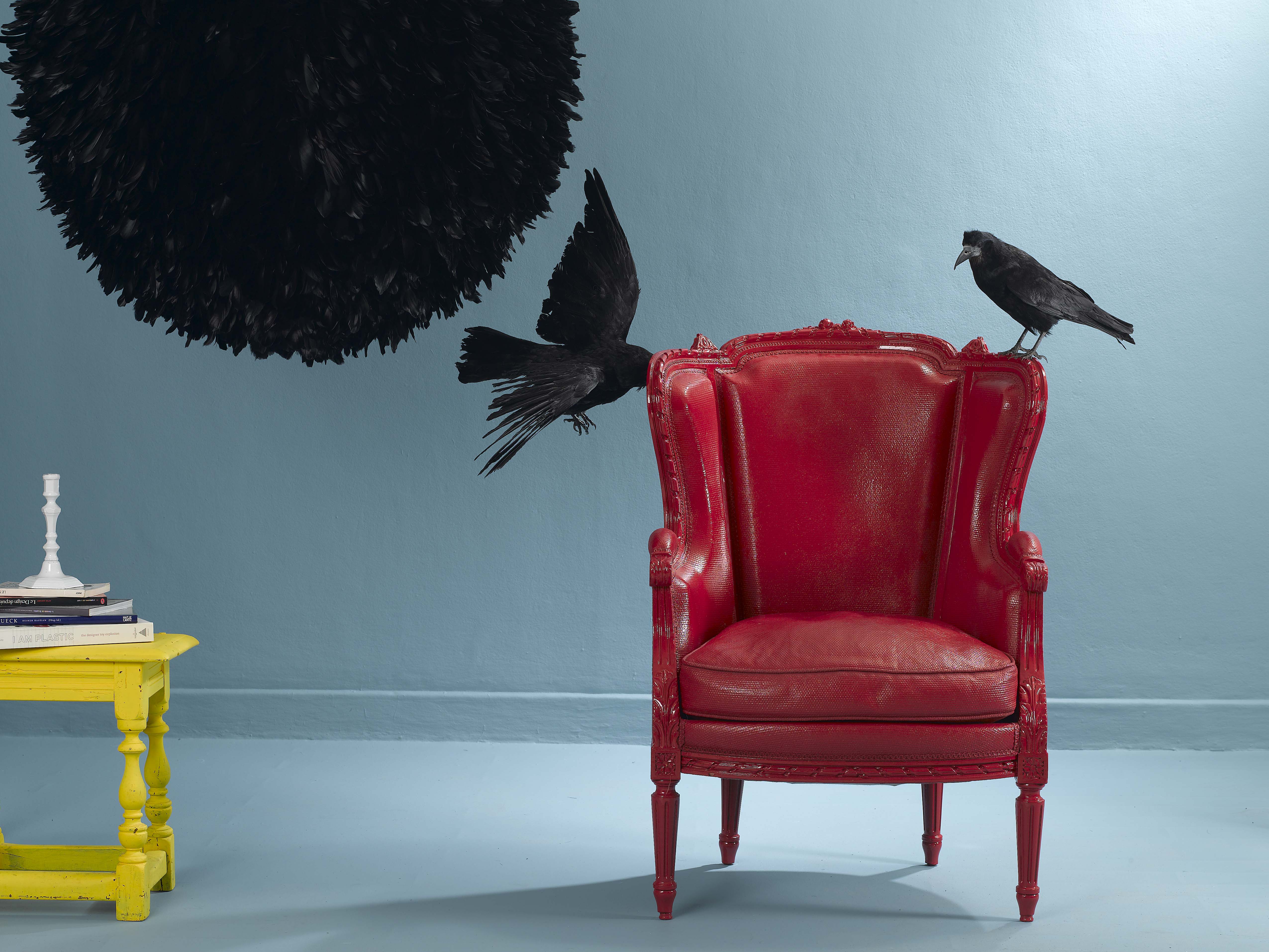 fauteuil rouge boule noire fond bleu 2